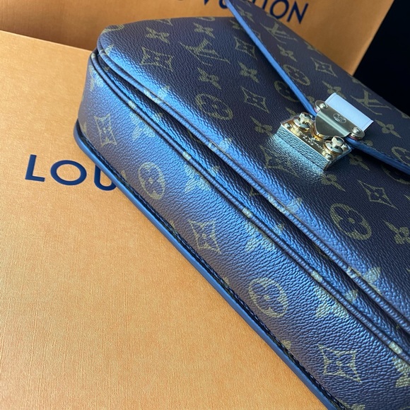 Authentic Louis Vuitton Pochette Métis Monogram - Picture 6 of 12